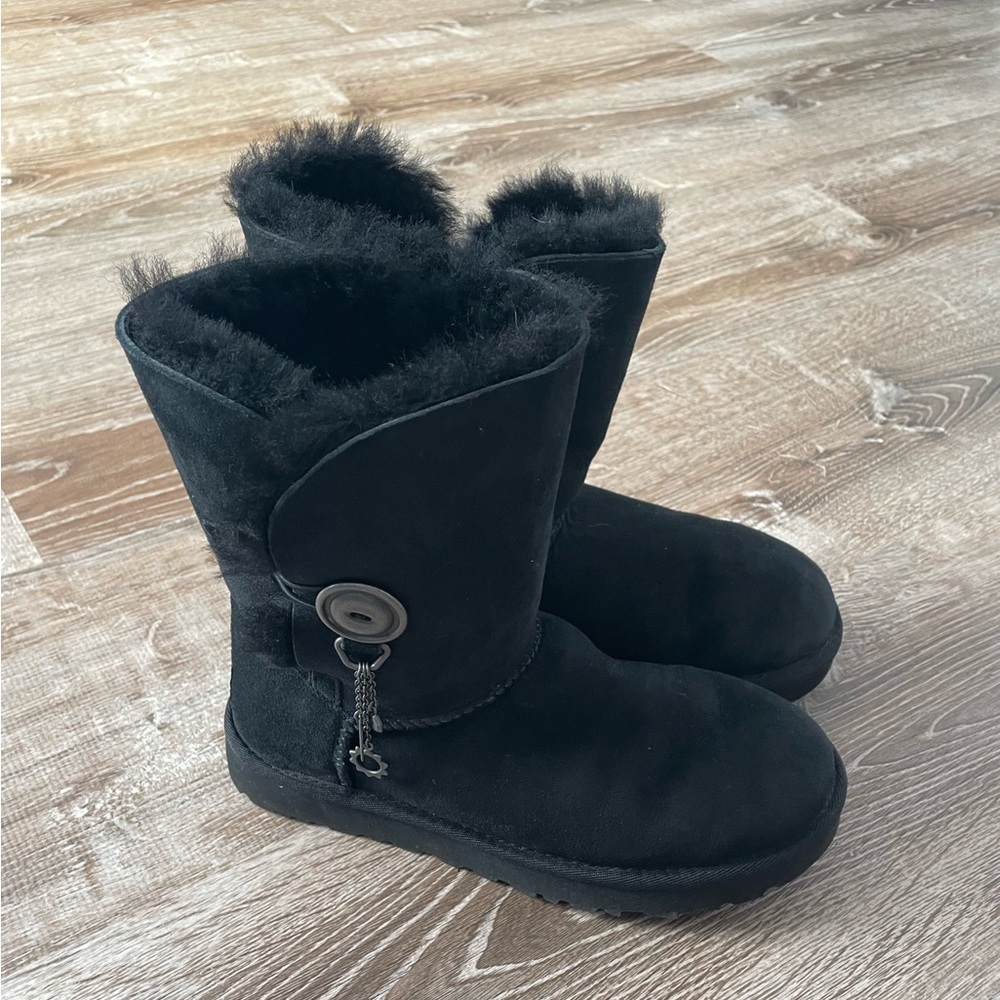 UGG AZALEA  BAILEY CHARMS BLACK SUEDE WOMENS BOOTS size 6